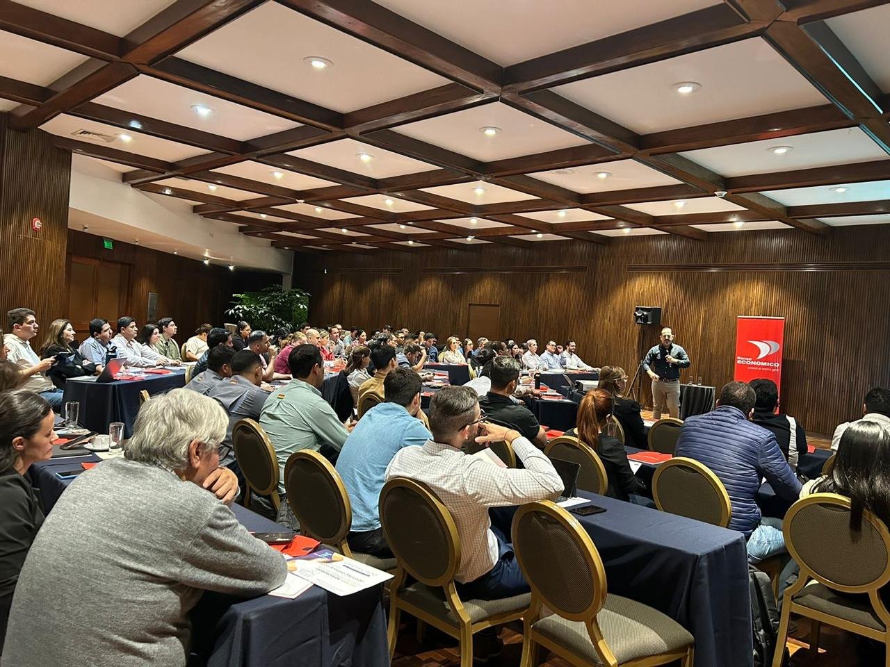 Capacitación comercial en auditorio