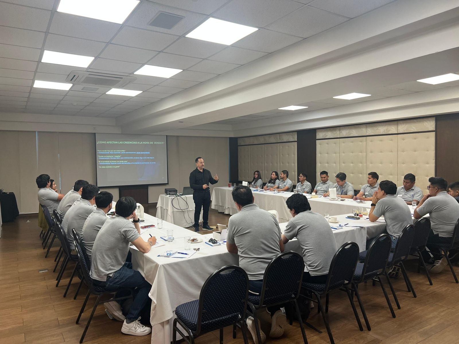 Taller comercial en mesa de trabajo